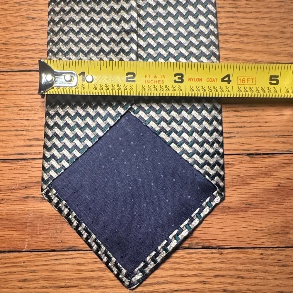 Beautiful Geoffrey Beene Chevron Patterned Silk Dress Tie in Tan/Blue/Green